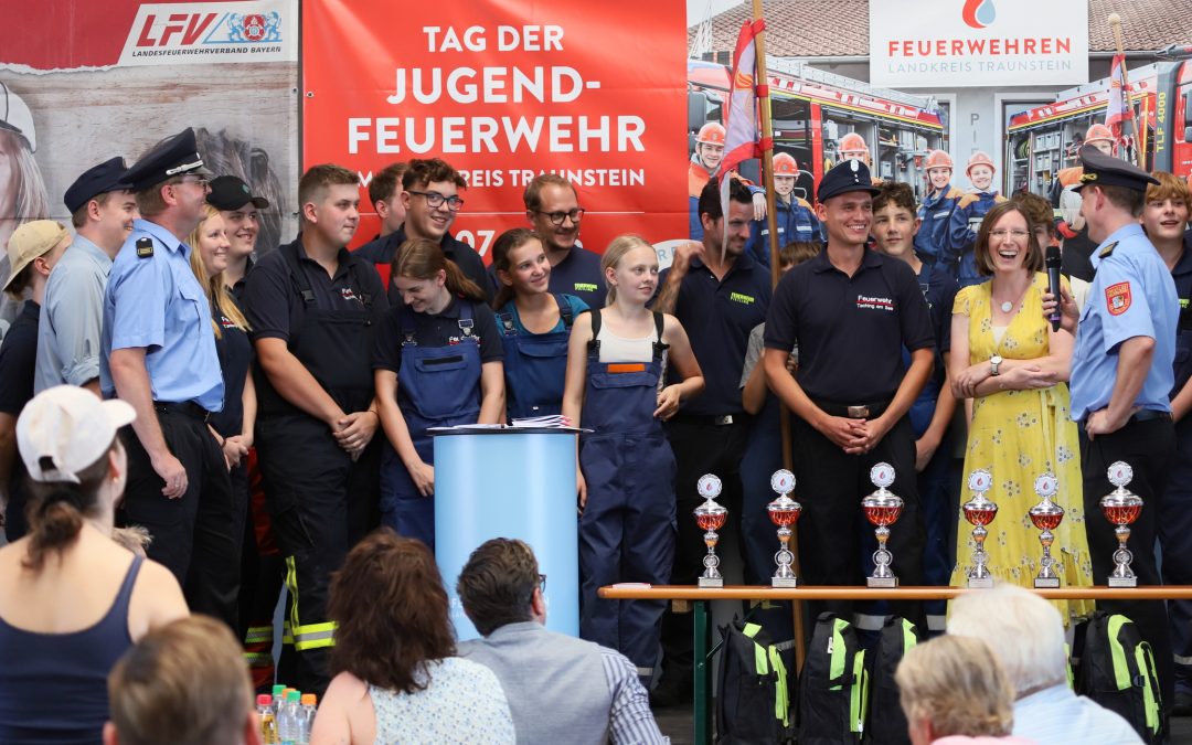 „Wimpelübergabe“ der Pietlinger Jugend an die Feuerwehr Taching