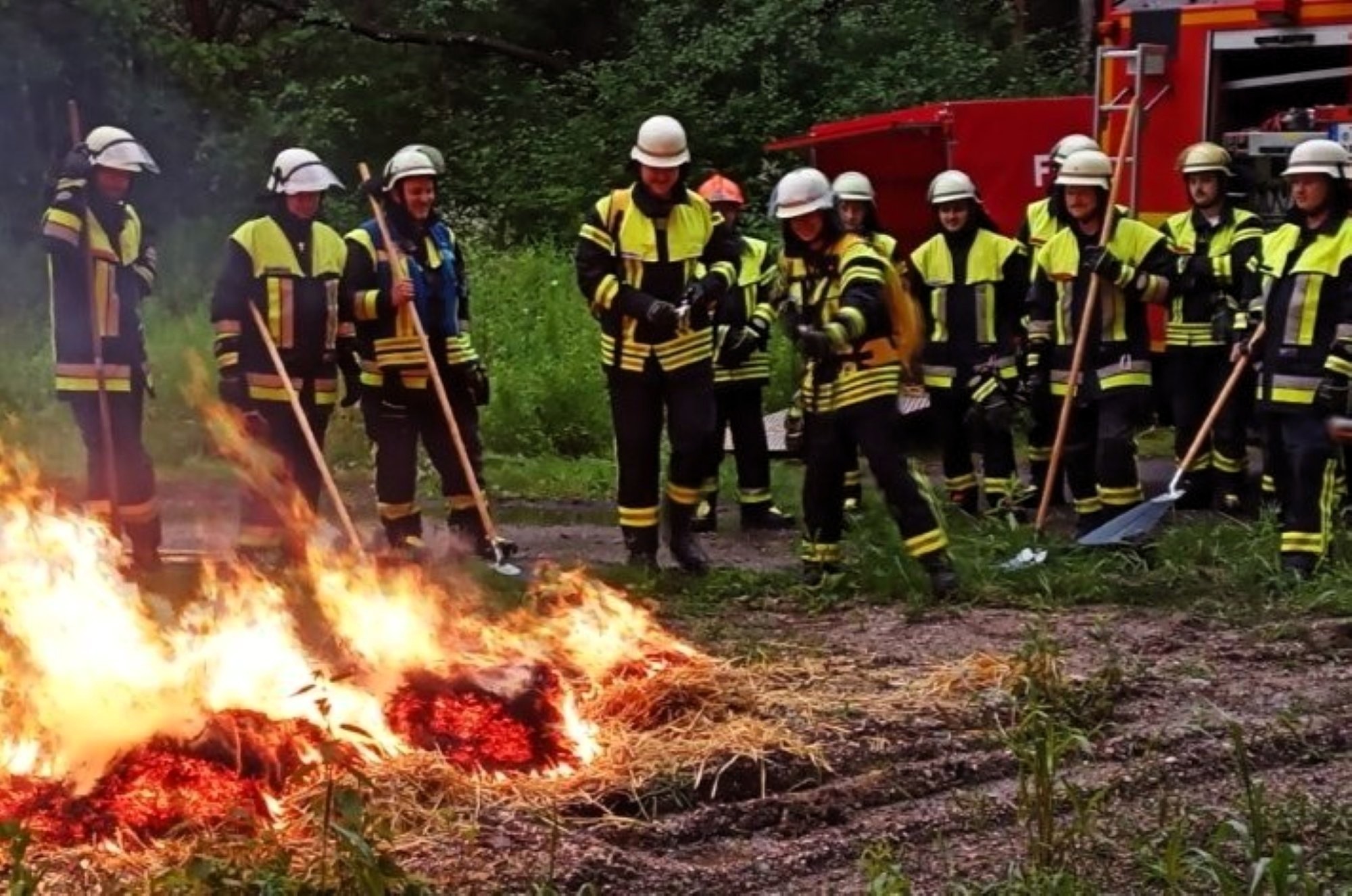 Hier wird das Löschen von Bodenfeuern mit Löschrucksäcken und Feuerpatschen geübt Großangelegte Waldbrandausbildung im Schönramer Filz. Foto: Feuerwehr Petting
