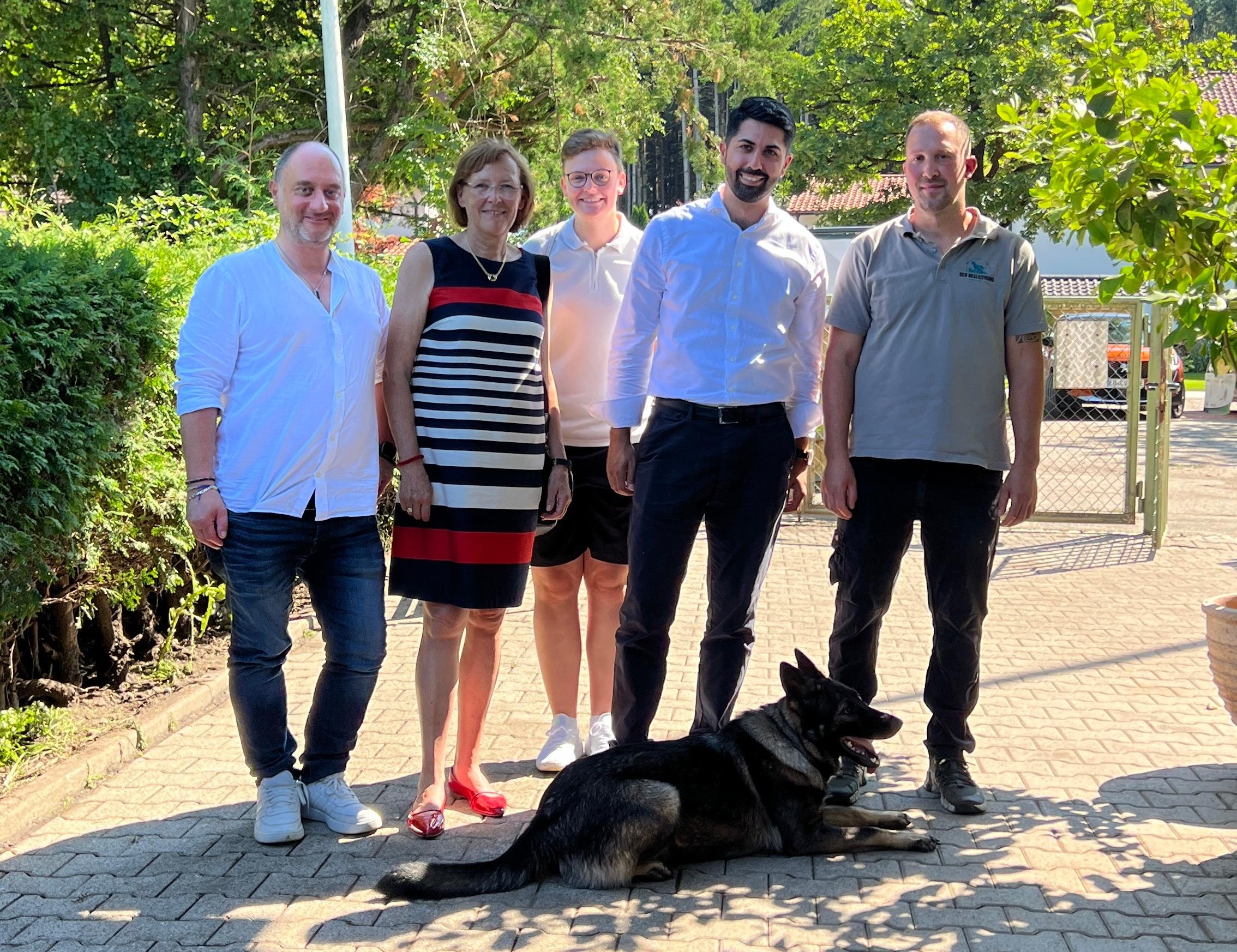 Hundeverein Foto Die SPD Rosenheim besuchte den Rosenheimer Schäferhundeverein. Foto: SPD Rosenheim