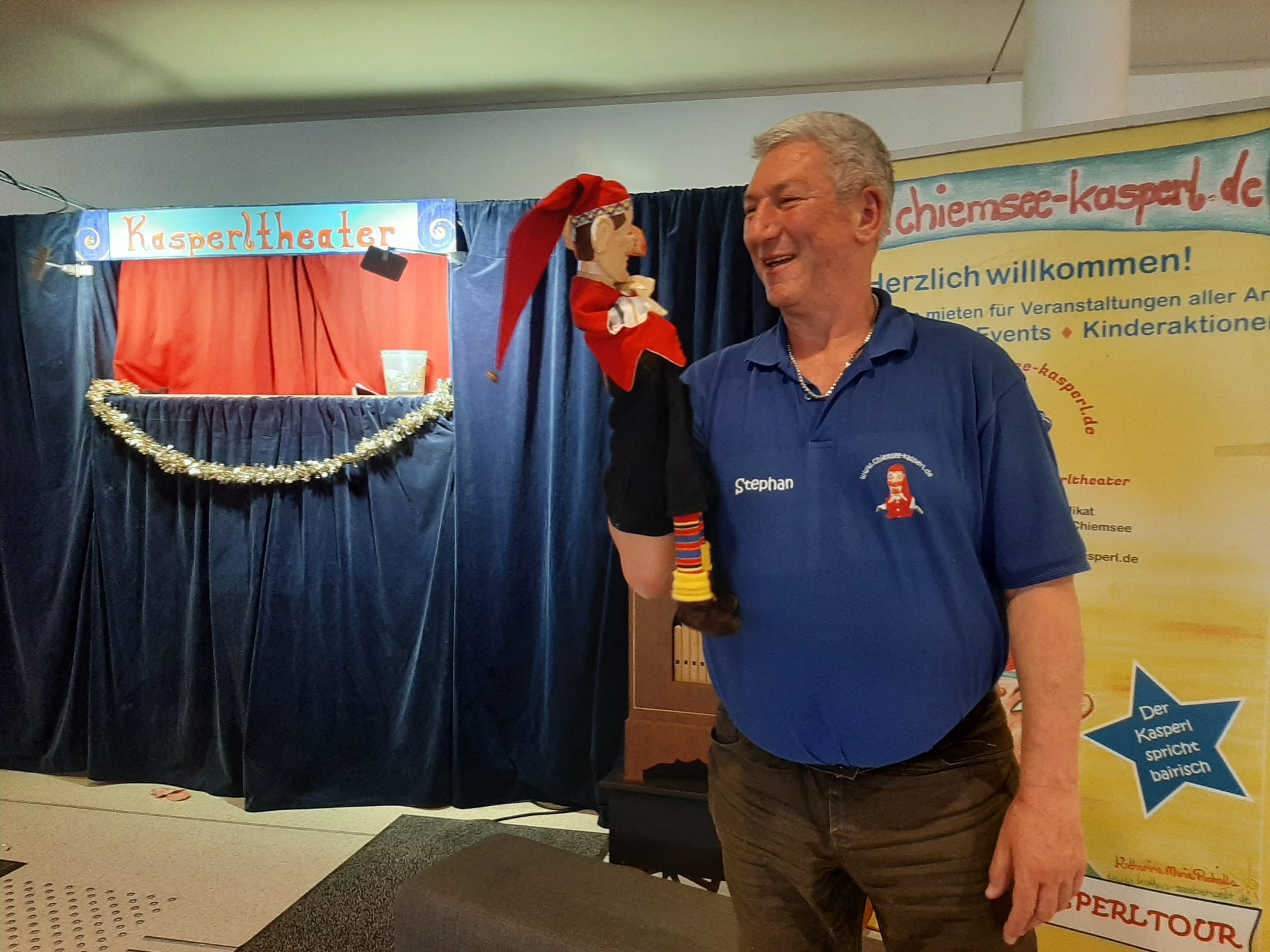 IMG-20250202-WA0004 Stephan Mikat und der Kasperl. Foto: Copyright Chiemsee-Kasperl