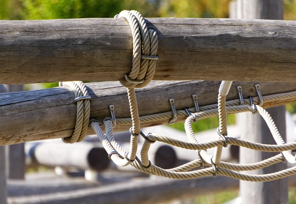 Kind stürzt von Klettergerüst in Rottach-Egern
