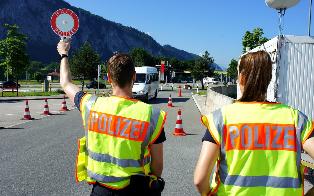 Grenzkontrollen bei Kiefersfelden: Drei Männer der Urkundenfälschung beschuldigt