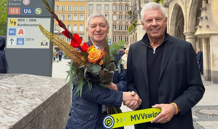 MVV X Münchens OB Dieter Reiter gratuliert Fahrgast Johann Ebner aus Forstenried, er hat die einmillionste Fahrt mit MVVswipe gemacht. Copyright 2025 MVV GmbH/ Lehmann