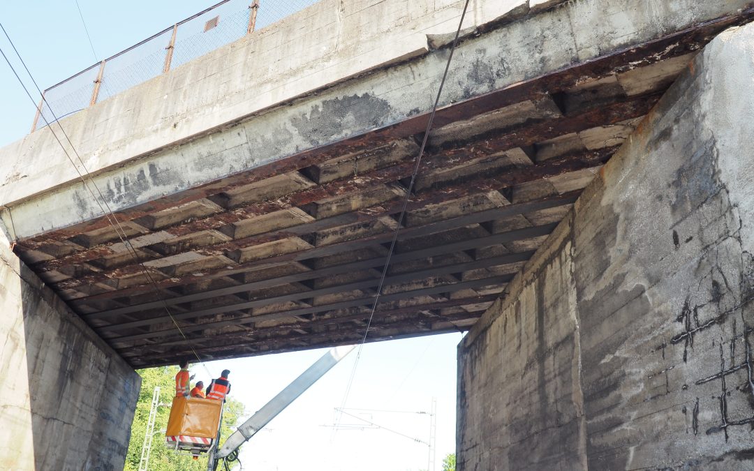 „In außerordentlich schlechten Zustand“: Brücke über Straß über DB nur noch eingeschränkt befahrbar