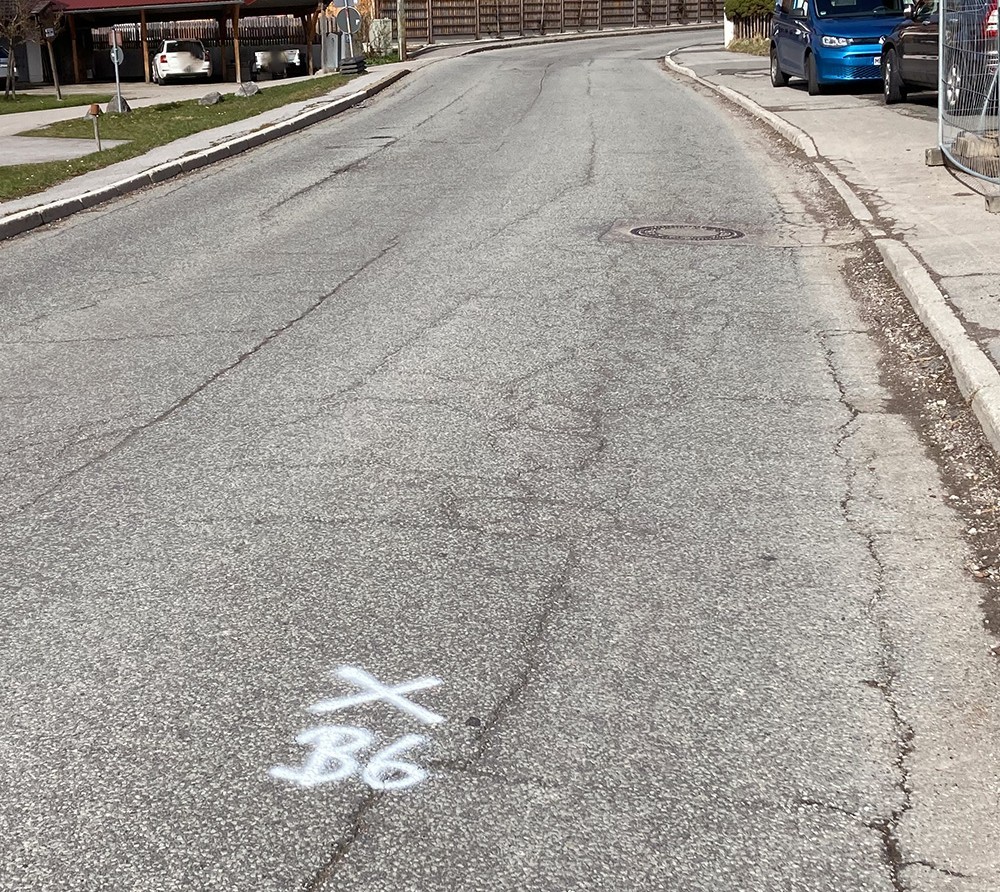 PM-36_2025-07-31_Pressefoto Schäden auf Fahrbahn mit Markierung. Foto: Staatliches Bauamt Rosenheim