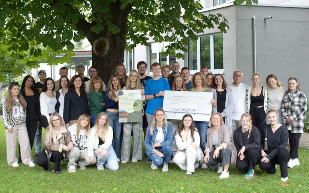 Schüler der RoMed Berufsfachschule machen sich mit Spende an Landschaftspflegeverband für Naturschutz stark