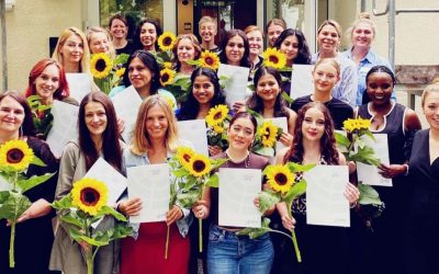 Absolventen feiern Abschluss der Pflegefachhilfe-Ausbildung an der RoMed Berufsfachschule