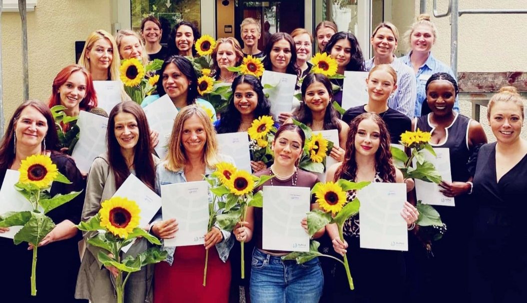 Absolventen feiern Abschluss der Pflegefachhilfe-Ausbildung an der RoMed Berufsfachschule