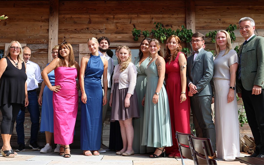 Pflegeklasse der Wasserburger RoMed-Berufsfachschule feiert Abschluss: erneut eine Staatspreisträgerin