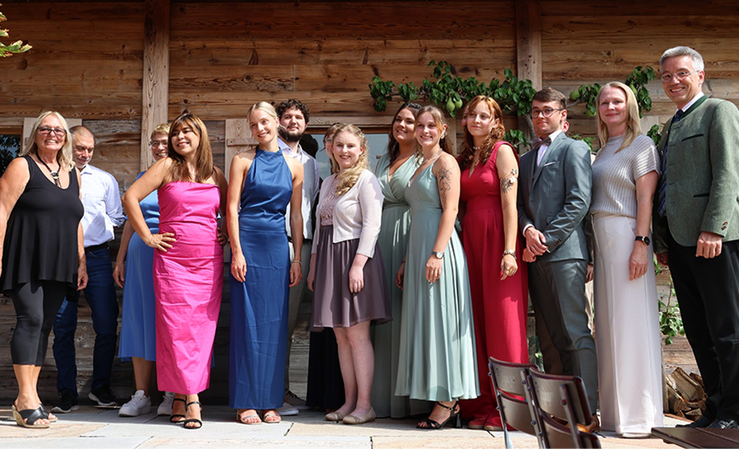 romed_Print Stolze Absolventen. Es gratulierten (v.l.): Dritte Bürgermeisterin Edith Stürmlinger, ärztlicher Direktor Dr. Gordon Hoffmann, Pflegedirektorin Judith Hantl-Merget, Landrat Otto Lederer (1.v.r.) und Klassenleiterin Lisa Stürmlinger (2.v.r.), Copyright RoMed Kliniken