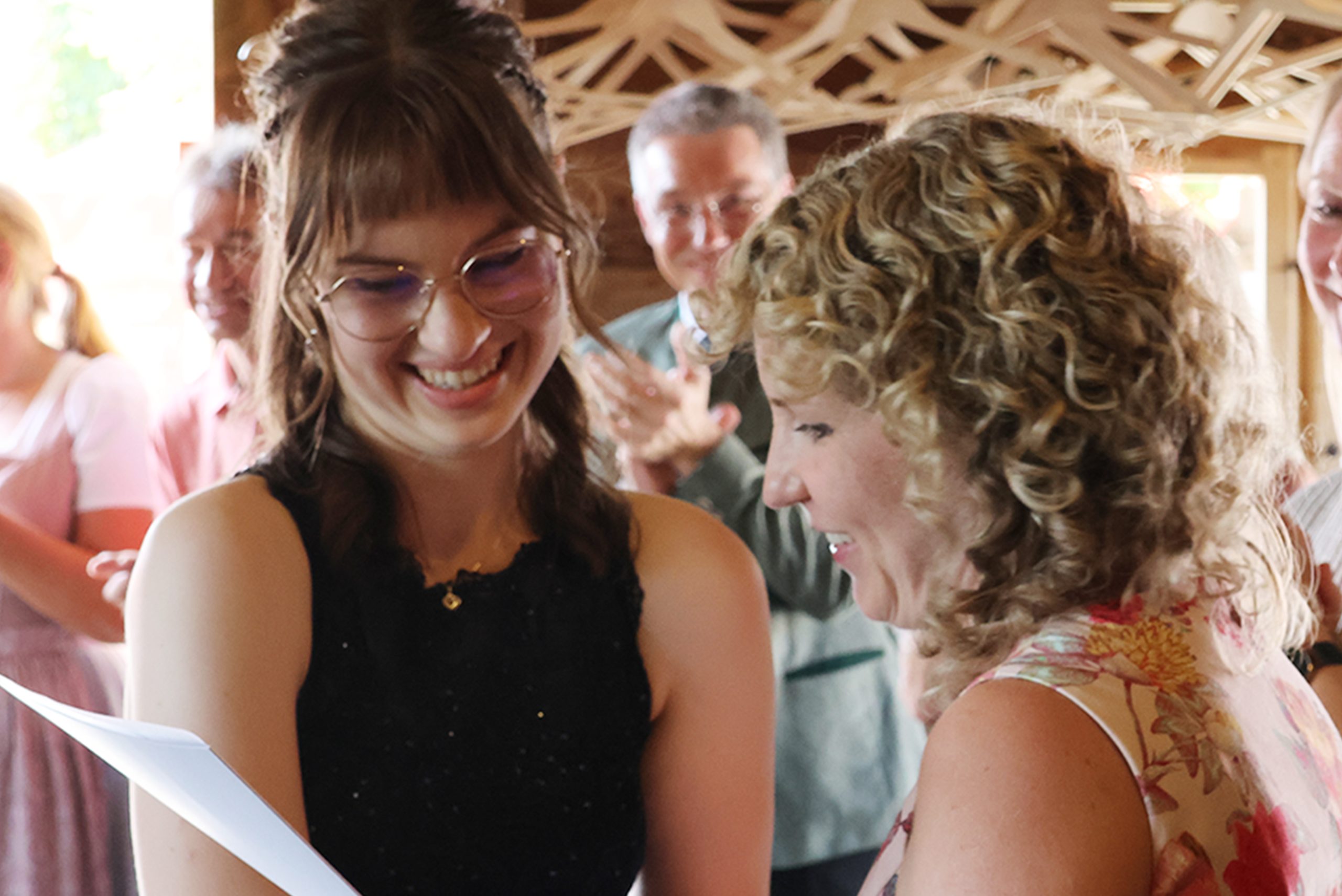 _romed_Print (Staatspreisträgerin Franziska Haidn erhält von Schulleiterin Alina Boldt die Urkunde ausgehändigt, Copyright RoMed Klinike)