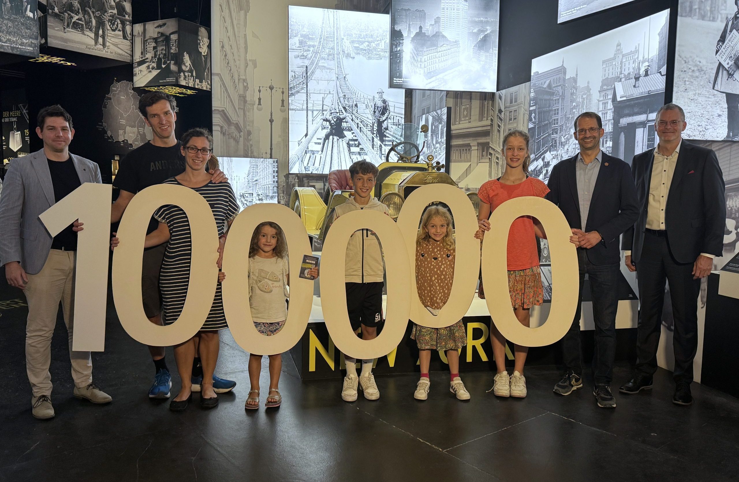 Pressefoto_100.000 Besucher_Titanic-Ausstellung_copyright_vkr Foto von links: Florian Englert, Geschäftsführer der Veranstaltungs- und Kongress GmbH Rosenheim, Jubiläums-Familie Jochem, Andreas März, Oberbürgermeister der Stadt Rosenheim, Thomas Walkenhorst, Vorstandsmitglied der Sparkasse Rosenheim-Bad Aibling. Copyright Veranstaltungs- und Kongress GmbH Rosenheim