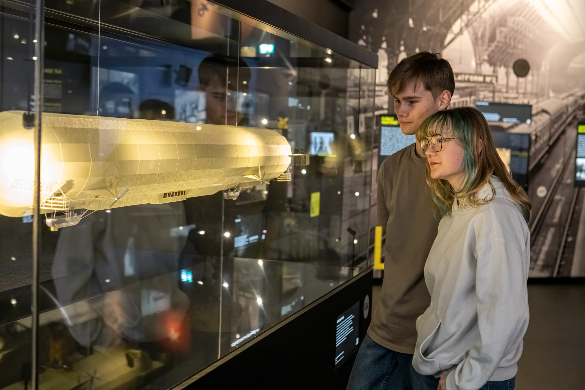 Lokschuppen Rosenheim – Titanic 11.03.2025 Die Ausstellung zeigt nicht nur die Titanic selbst, sondern ordnet sie auch in den gesellschaftlichen, technischen und kulturellen KOntet der frühen 1910er Jahre ein. Foto: Copyright Axel Jusseit