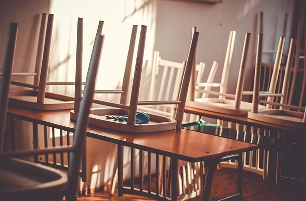 Sommerpause Symbolfoto Sommerpause: Stühle auf den Tischen