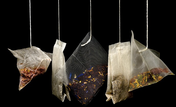 Tee Verschiedene Teebeutel vor schwarzem Hintergrund. Foto: re