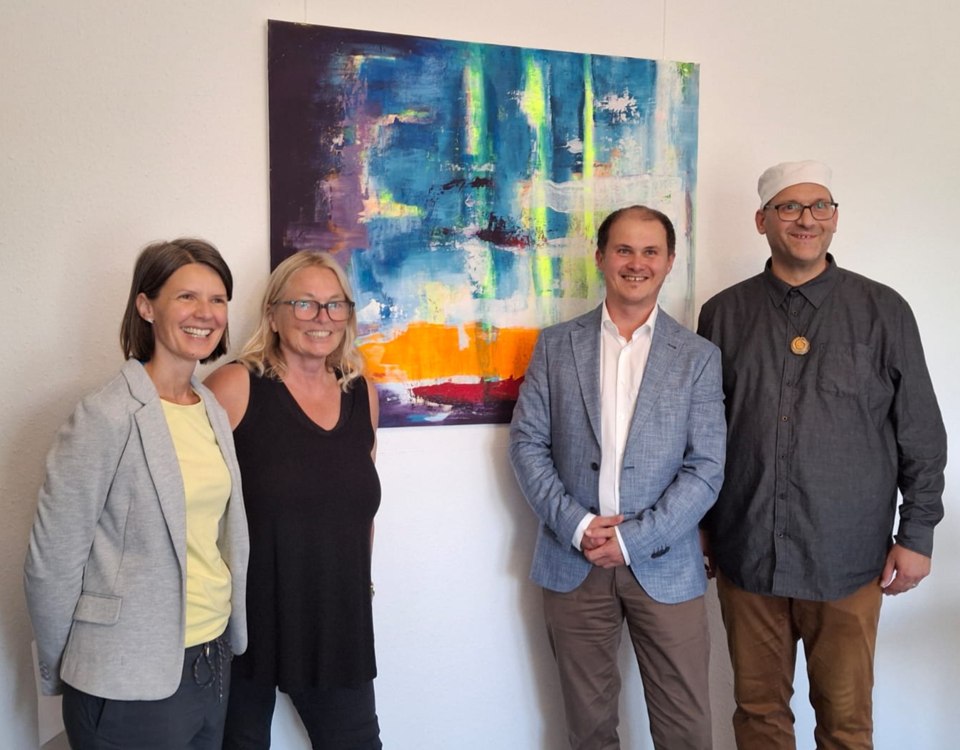 Vernissage Berthold Köhl von links: Bernadette Kappe, stellvertretende Fachdienstleitung Caritas, Edith Stürmlinger Kultureferentin der Stadt Wasserburg am Inn, 3.Bürgermeisterin, Wolfgang Ehrenlechner, Kreisgeschäftsführer Caritas, Berthold Köhl als Künstler. Foto: Copyright Caritas