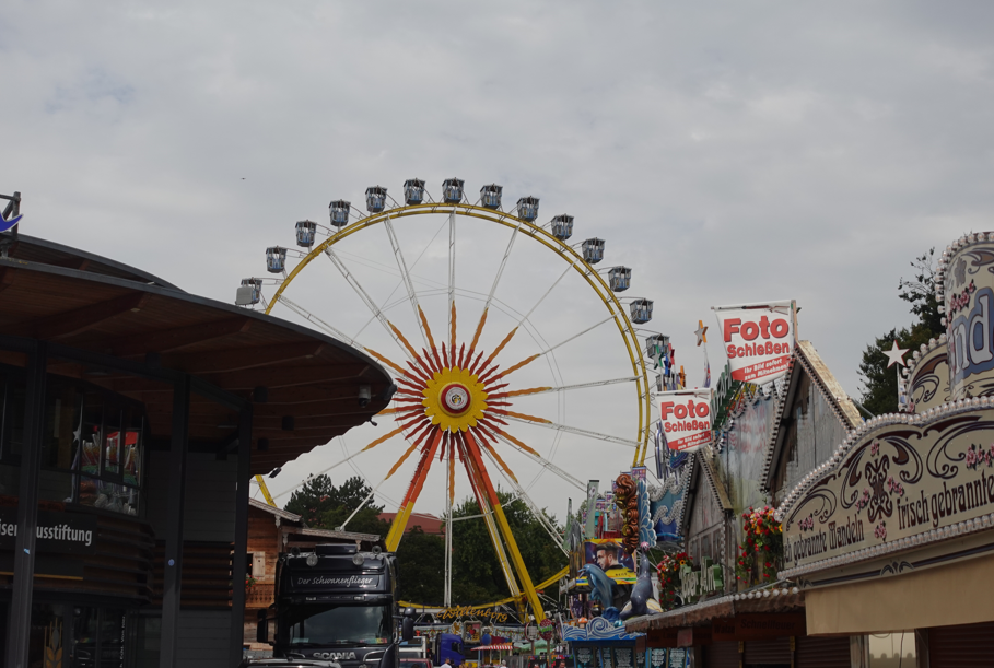 Rosenheimer Herbstfest: Aufbauarbeiten laufen auf Hochtouren – Zwei Schausteller springen kurzfristig ein