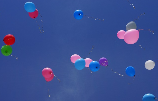 luftballon Bunte Luftballons am Himmel. Foto: re