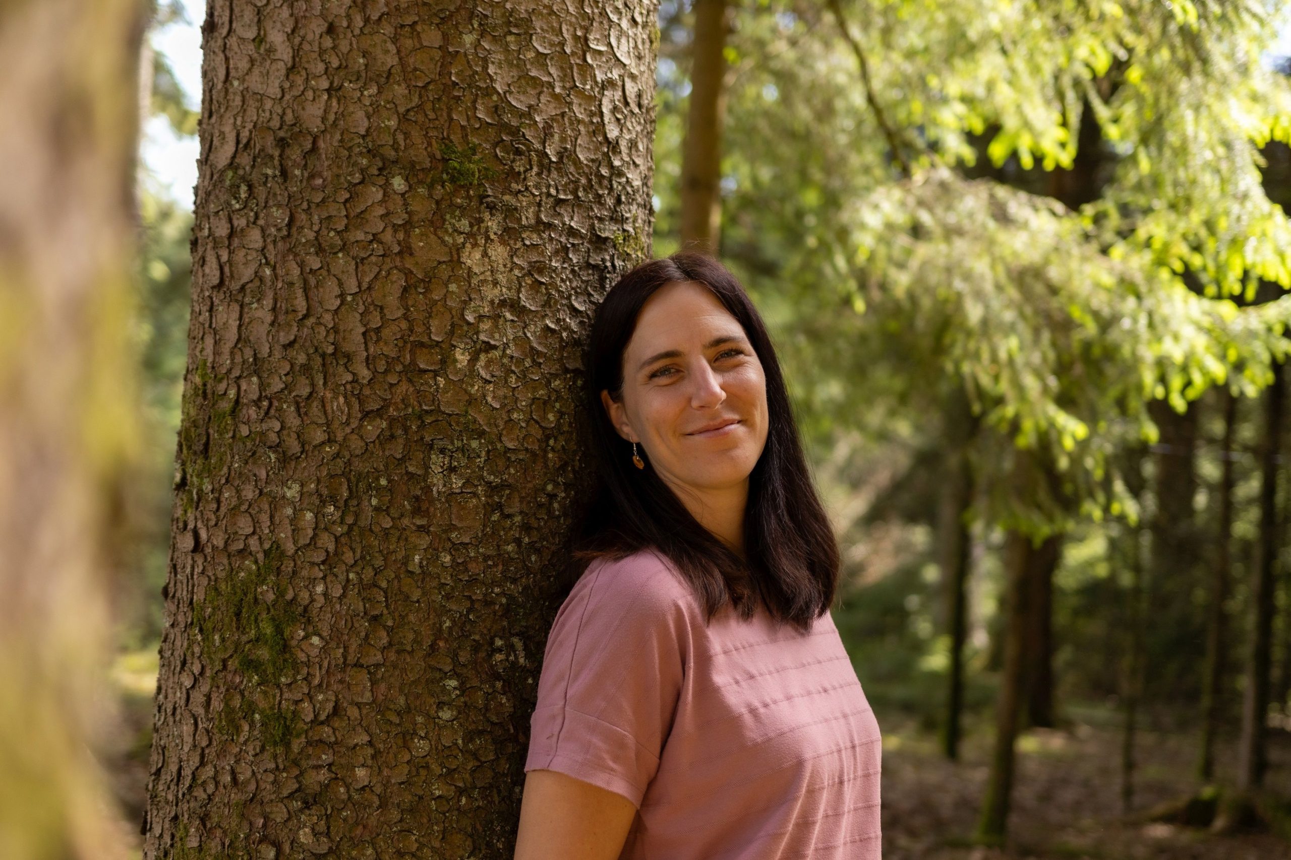 03 Pressebild Waldbaden_A.Stephan c-Markt Prien a. Chiemsee In Japan gilt Waldbaden seit den 1980er-Jahren als anerkannte Methode der Gesundheitsvorsorge. In Prien begleitet Kursleiterin Andrea Stephan die Teilnehmenden achtsam durch die wohltuende Waldatmosphäre. Foto: Copyright Markt Prien am Chiemsee