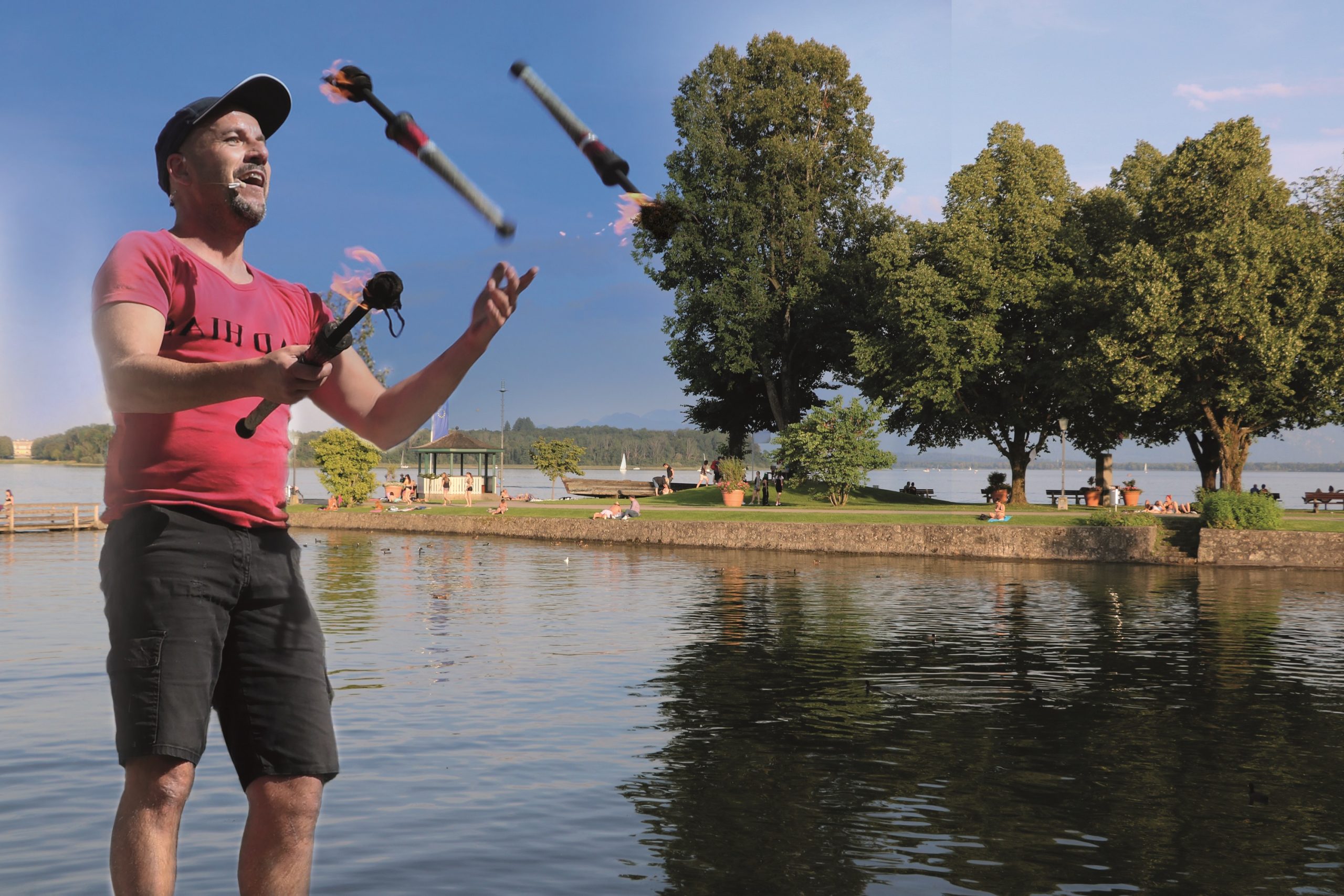 2025-10-03 Pressebild Straßenkunstfest&Tradition Prien feiert Einheit in Vielfalt c-Markt Prien a. Chiemsee Straßenkunst in Prien am Chiemsee: Foto: Copyright „MAD-HIAS“, Markt Prien a. Chiemsee