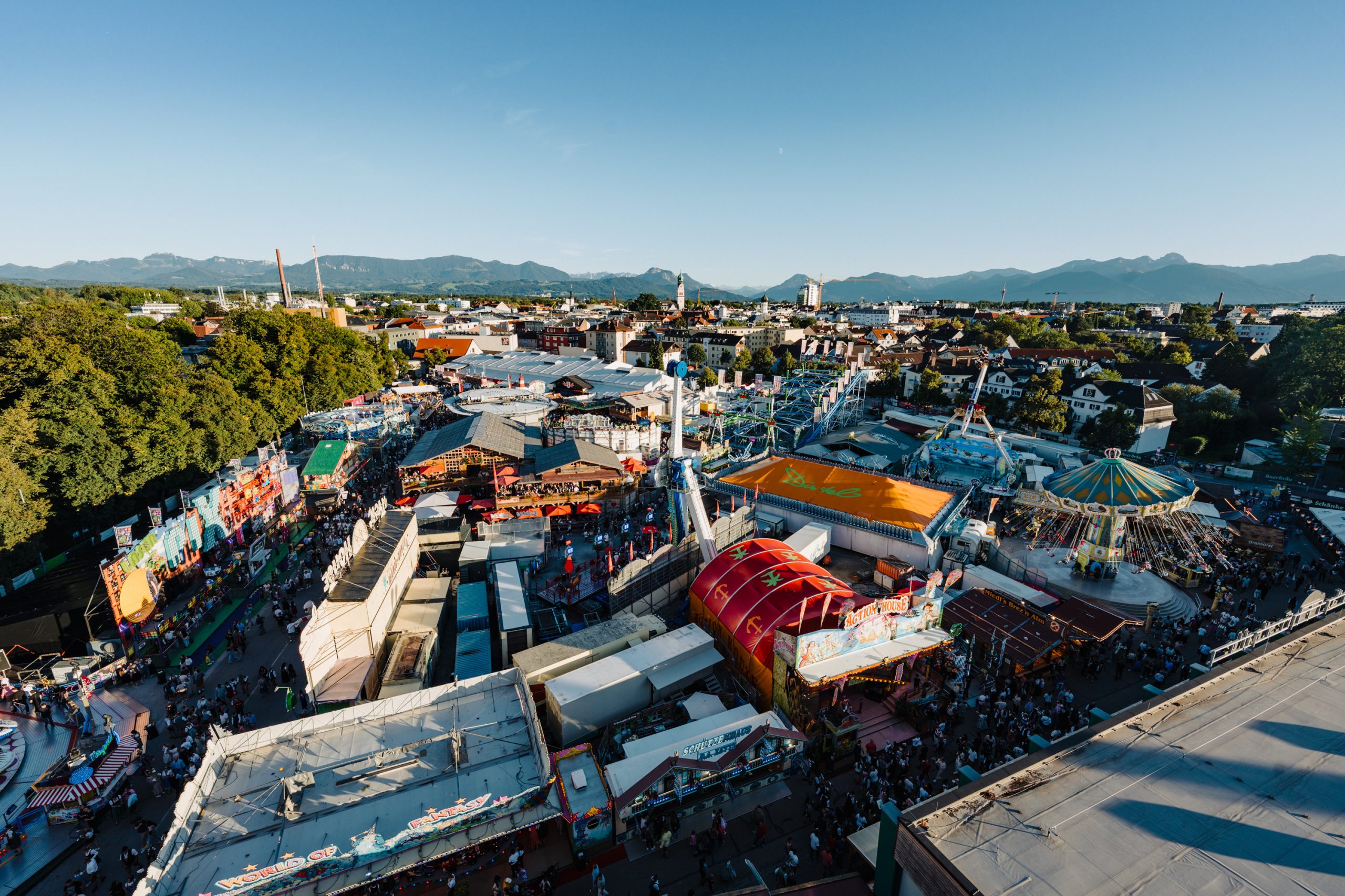 20250831@gldn_wvintern_he2025 Blick vom Riesnerad auf das Rosenheimer Herbstfest. Foto: Copyright WV-intern