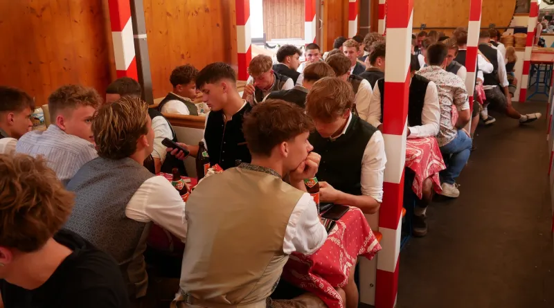 Traditioneller Wiesnbesuch der 60er beim Rosenheimer Herbstfest