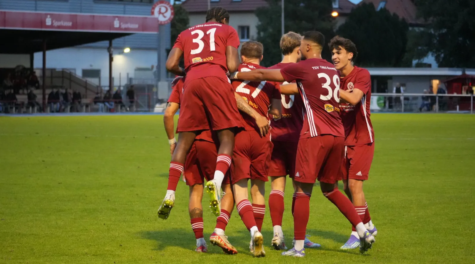 2025_09_12-TSV-1860-Rosenheim-TSV-1880-Wasserburg Jubel nach einem spannenden Match, Landesliga Südost - Derbysieg des TSV 1860 Rosenheim gegen Wasserburg. Foto: TSV 1860 Rosenheim