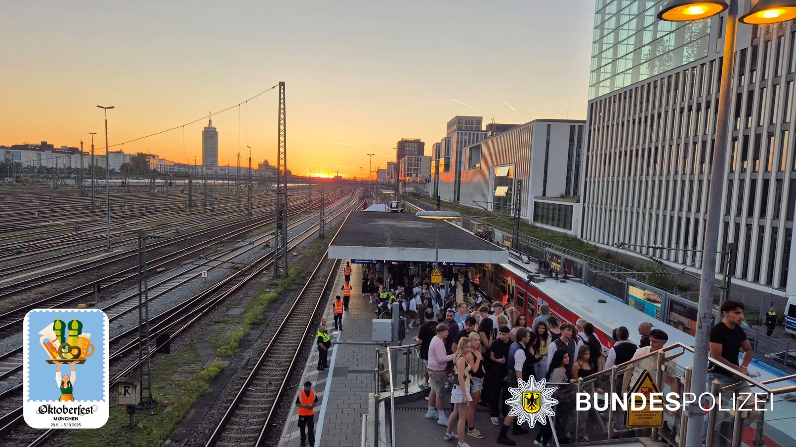 250921_Wiesn_Wid (1) Das Rekord-Wiesn-Auftaktwetter machte der Bundespolizei, die mit mehr als 200 Beamten im Einsatz war, kaum zu schaffen. Erst nach Sonnenuntergang häuften sich die meist alkoholbedingten Einsätze im Bahnbereich. Foto: Bundespolizei