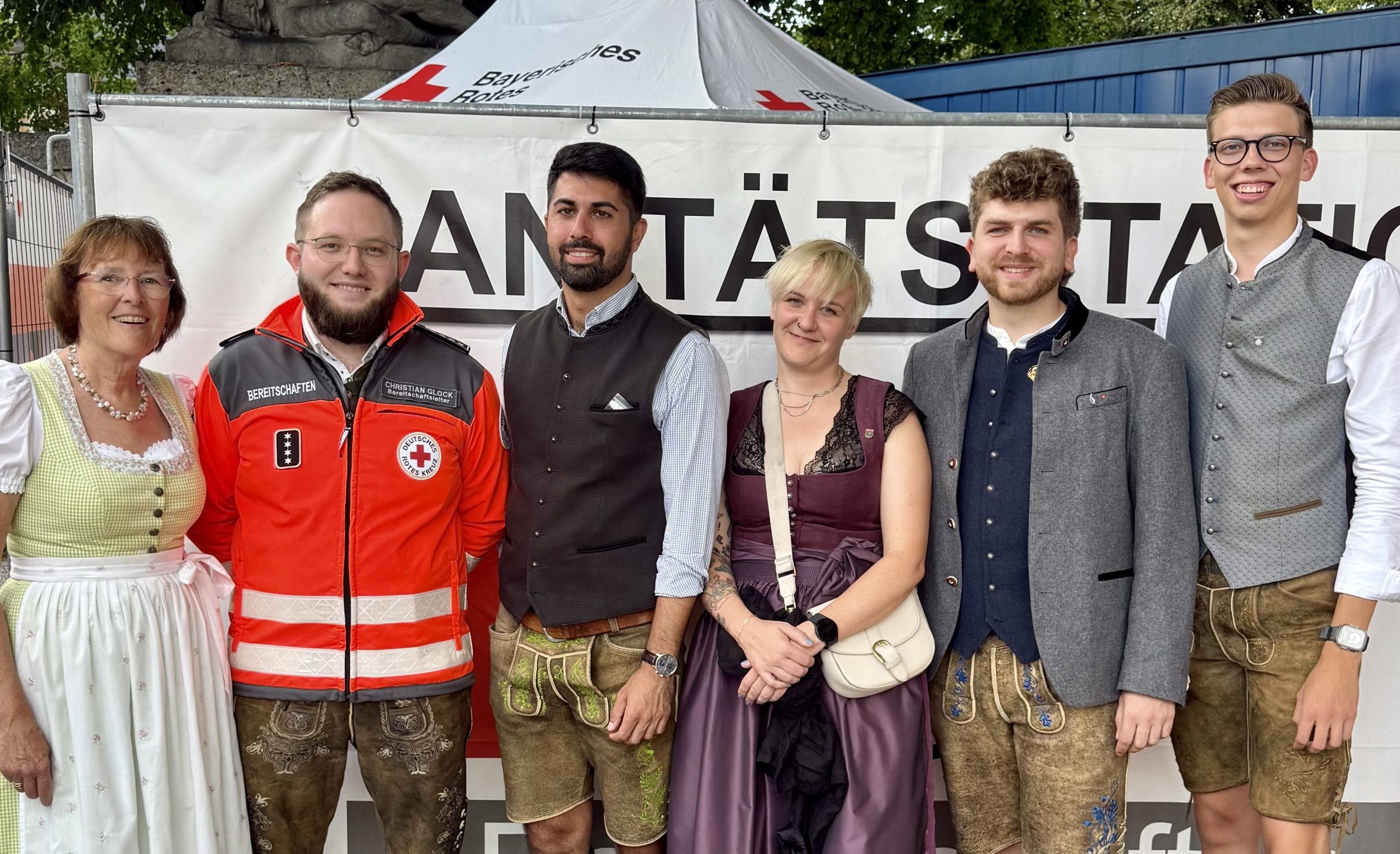 BRK_Besuch25 Besuch der SPD Rosenheim beim BRK auf der Wiesn: von links: Gabriele Leicht, Christian Glock (Bereitschaftsleiter), Abuzar Erdogan, Ricarda Krüger, Jonah Werner, Fabian Eierle. Foto: SPD Rosenheim