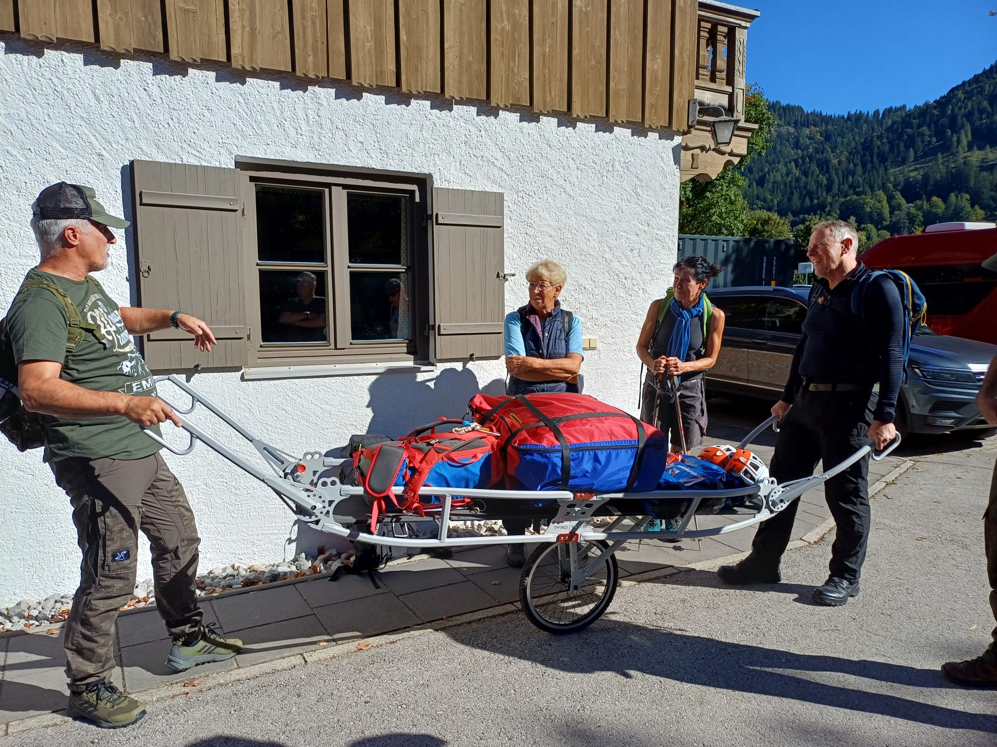Bild 2a Abmarsch mit voll bepackten Akja zur Ausbildungsstätte in Bayrischzell. Fotos: EMFV