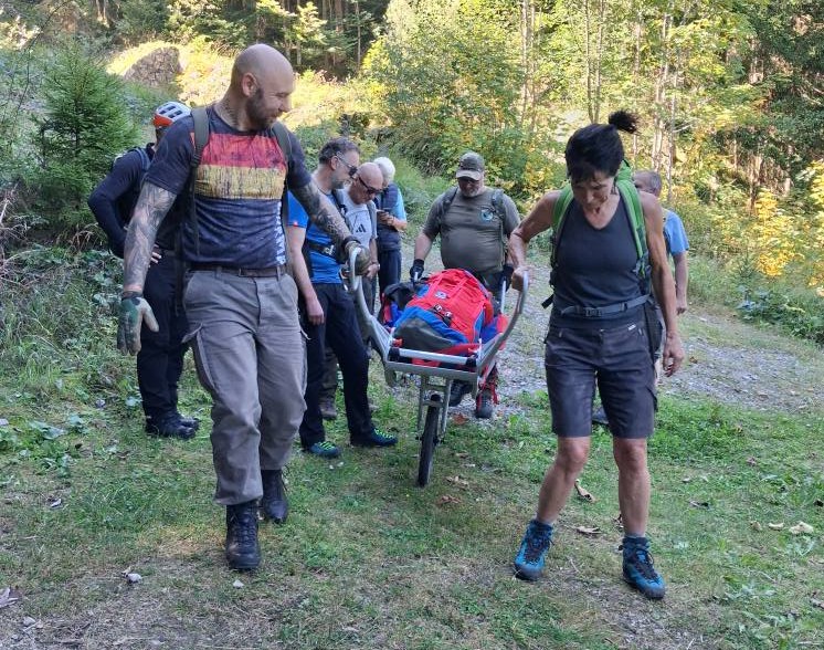 Bild 7 Stadträtin Christine Degenhart hilft beim Rettungseinsatz mit dem Akja. Fotos: EMFV