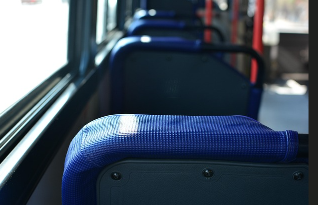 Bus Blick auf Sitzbänke und Scheibe in einem Bus. Foto: re