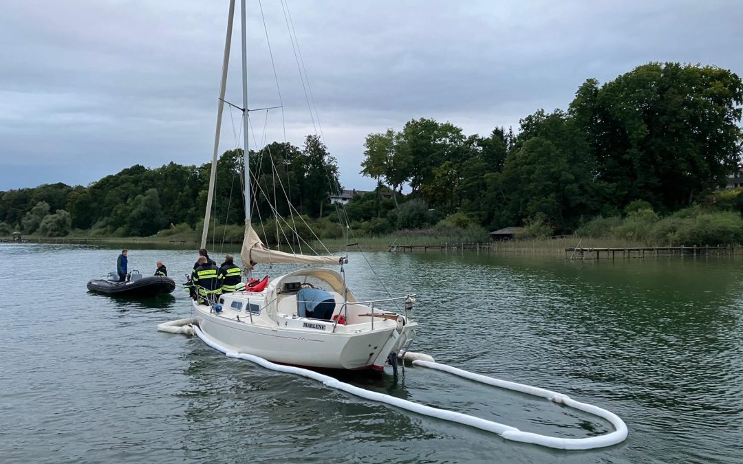 Feuerwehreinsatz am Chiemsee: Treibstofffilm im Hafen Gollenshausen