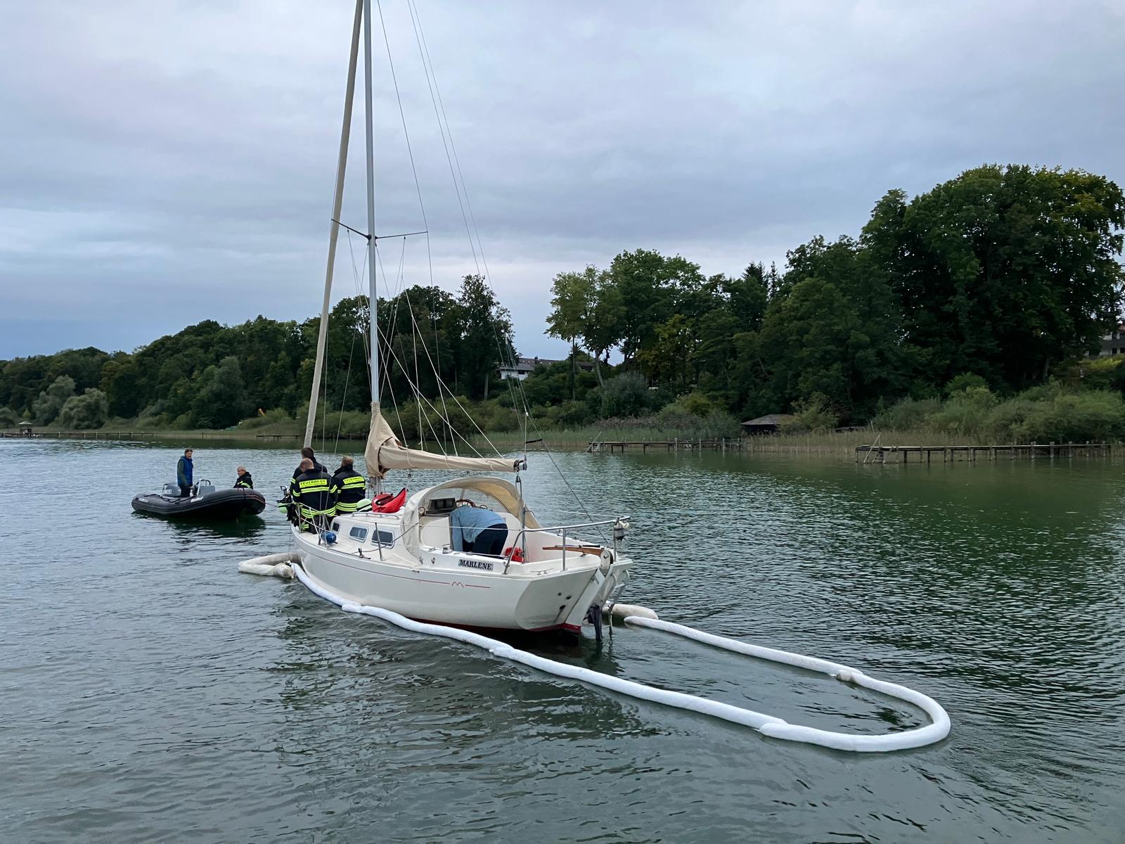 Einsatz bei Gollenshausen Mit dem Chiemsee hat im Hafengelände bei Gollenshausen ein Segelboot eine kleinere Menge Treibstoff verloren. Dies führte zu einem mehrstündigen Feuerwehreinsatz bei dem Ölsperren zum Einsatz kamen und das Boot aus dem Wasser gehoben wurde. Foto: Copyright KFV Traunstein
