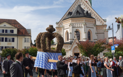Erntedankfest in Rosenheim: Farbenprächtiger Festzug und nachdenkliche Predigt