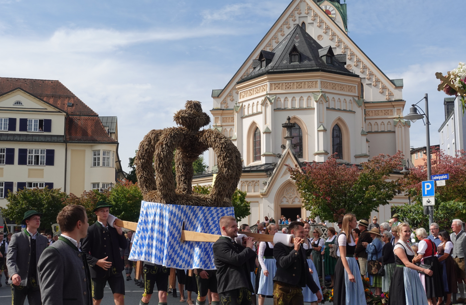 Erntedankfest in Rosenheim: Farbenprächtiger Festzug und nachdenkliche Predigt