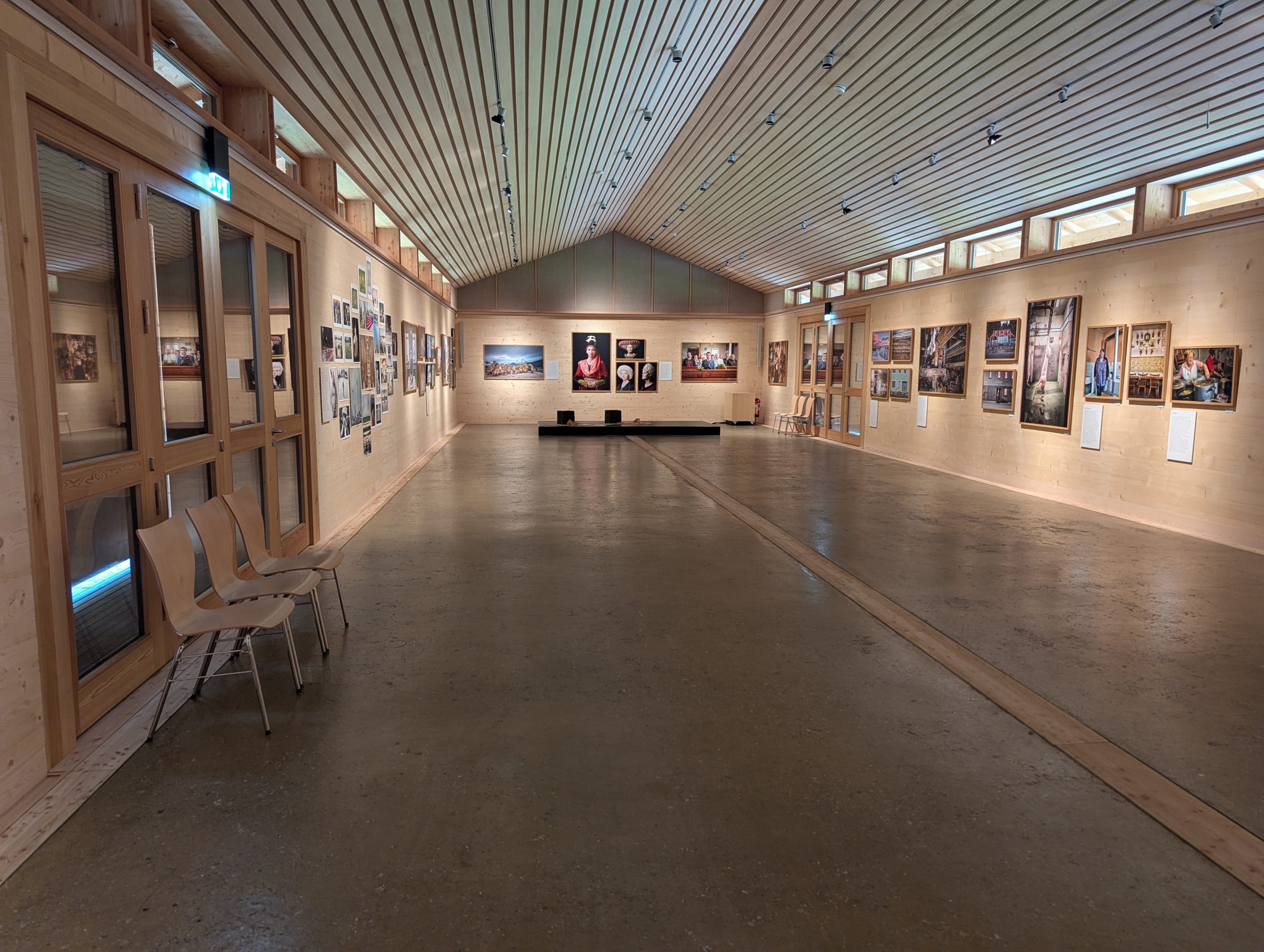 FLM Amerang_Ausstellungsgebäude In der besonderen Atmosphäre des neuen Ausstellungsgebäudes findet der Entspannungskurs statt. Copyright Bezirk Oberbayern, Freilichtmuseum Amerang.