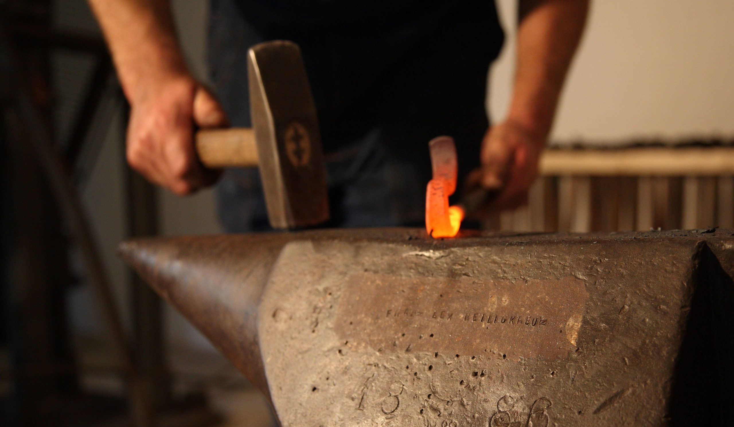 FLM Amerang_Handwerkertag_001 Auf dem Amboss wird das glühende Eisen bearbeitet. Copyright Bezirk Oberbayern, Freilichtmuseum Amerang, G. Nixdorf.