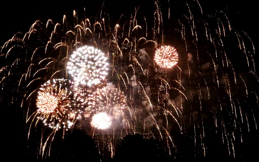 Funkelnder Wiesn-Himmel: Brillant-Feuerwerk läutet Endspurt auf dem Rosenheimer Herbstfest ein