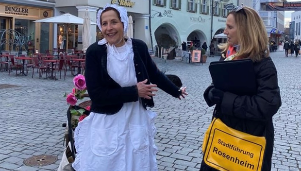 Führung Weibsbilder Mit Wissen und Spielfreude lassen die ‚Weibsbilder‘ Dagmar Deisenberger und Karin Wiesböck Frauenfiguren aus Rosenheims Geschichte lebendig werden – und zeigen dabei neue Blickwinkel auf die Vergangenheit. Copyright Dagmar Deisenberger