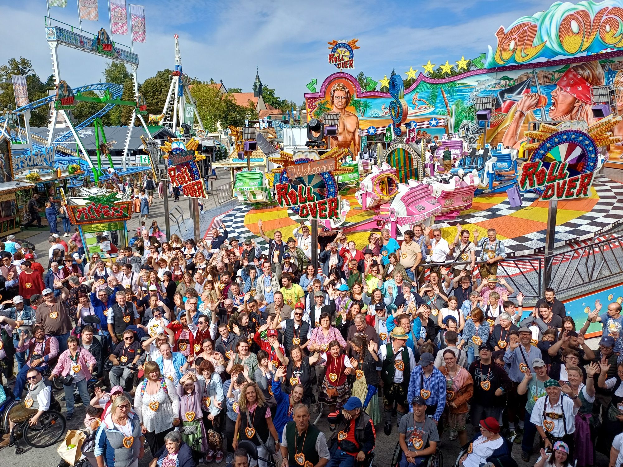 Herbstfest2025Gruppe2 Strahlende Gesichter am zweiten Wiesnmontag in Rosenheim. Foto: Caritasverband der Erzdiözese München und Freising-Wendelstein-Werkstätten