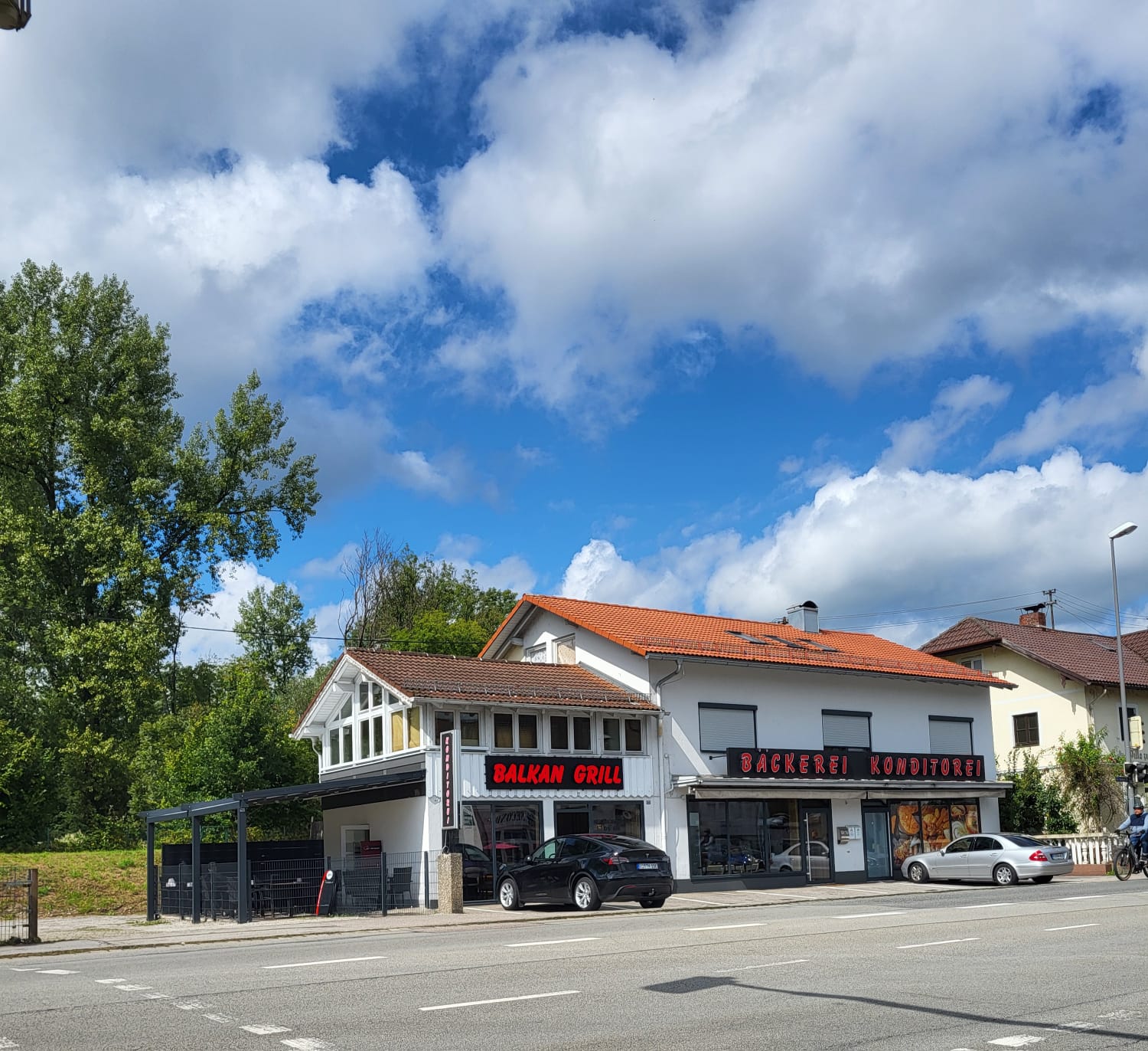 IMG-20250911-WA0003 neue Bäckerei und Balkan Grill in der Kufsteiner Straße in Rosenheim. Foto: re