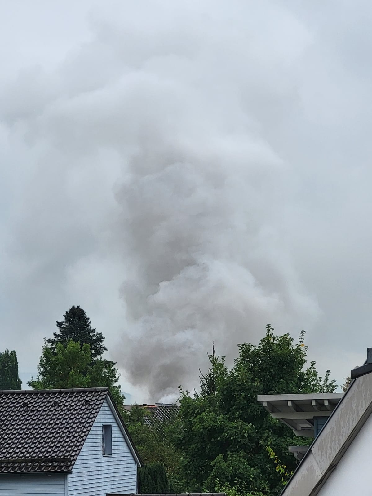 IMG-20250923-WA0006 Feuersäule ibei Brand in Rosenheim. Foto: re