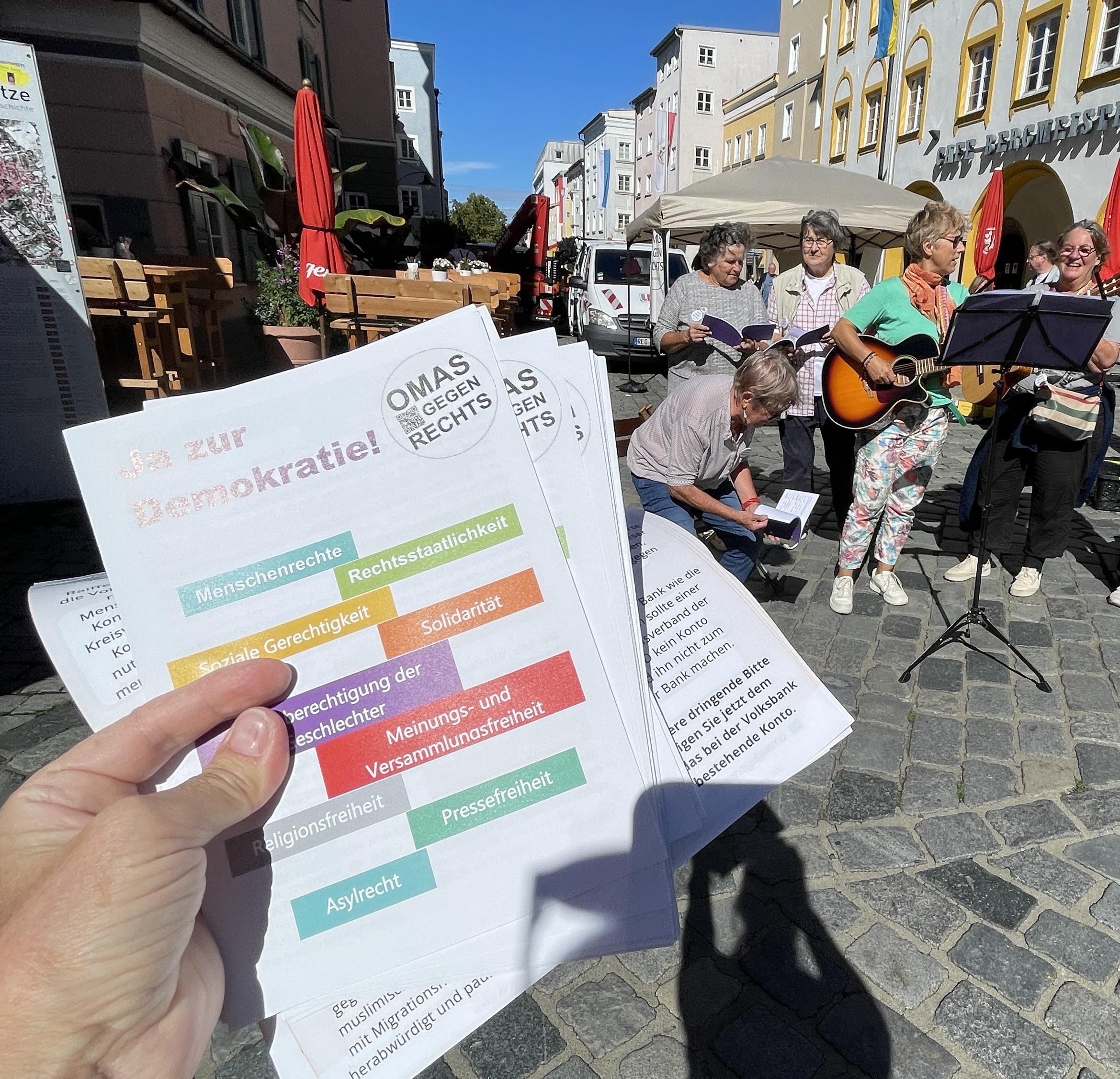 IMG_6930 Der Aktionsstand der "Omas gegen Rechts" Rosenheim am Tag der Demokratie in der Rosenheimer Innenstadt stieß auf Interesse. Foto: Copyright Omas gegen Rechts Rosenheim