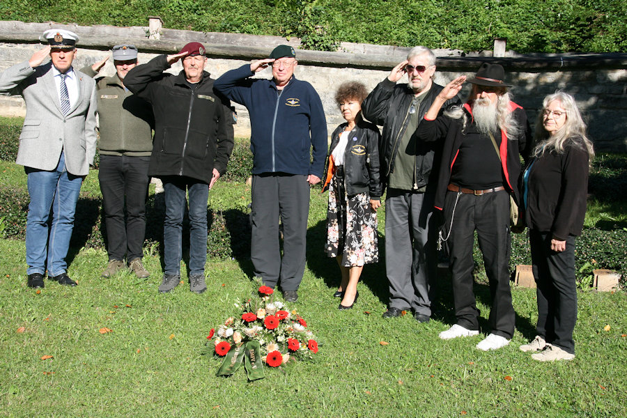 IMG_7297Blumenbugettniederlegung am Soldatenfriedhof in Gmund Kranzniederlegung. Foto: EMFV