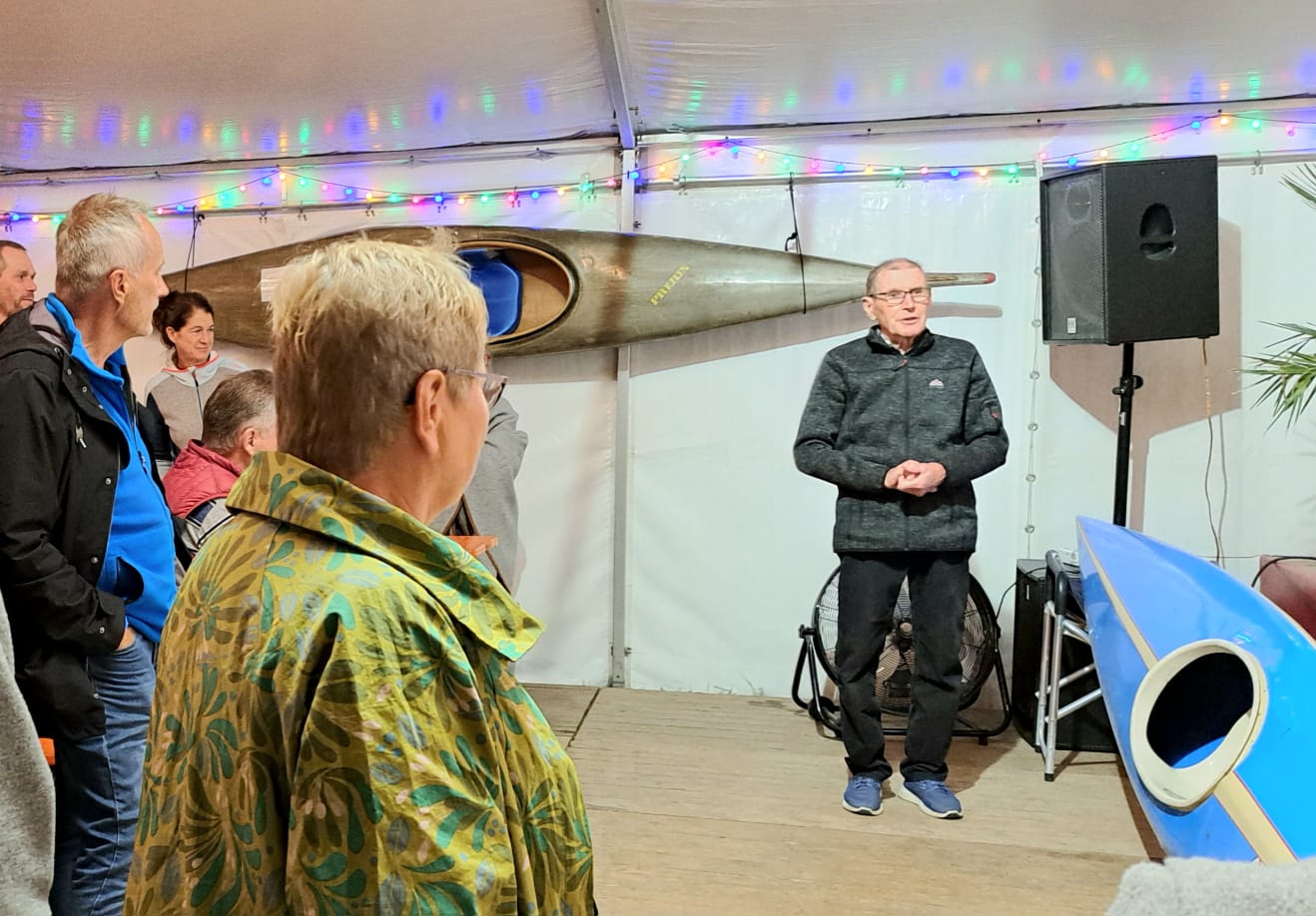 Kajak (3) Sportlegende Sigi Gunzenberger blicke im KKR-Festzelt auf die Geschichte des Vereins zurĂŒck. Foto: Hendrik Heuser.