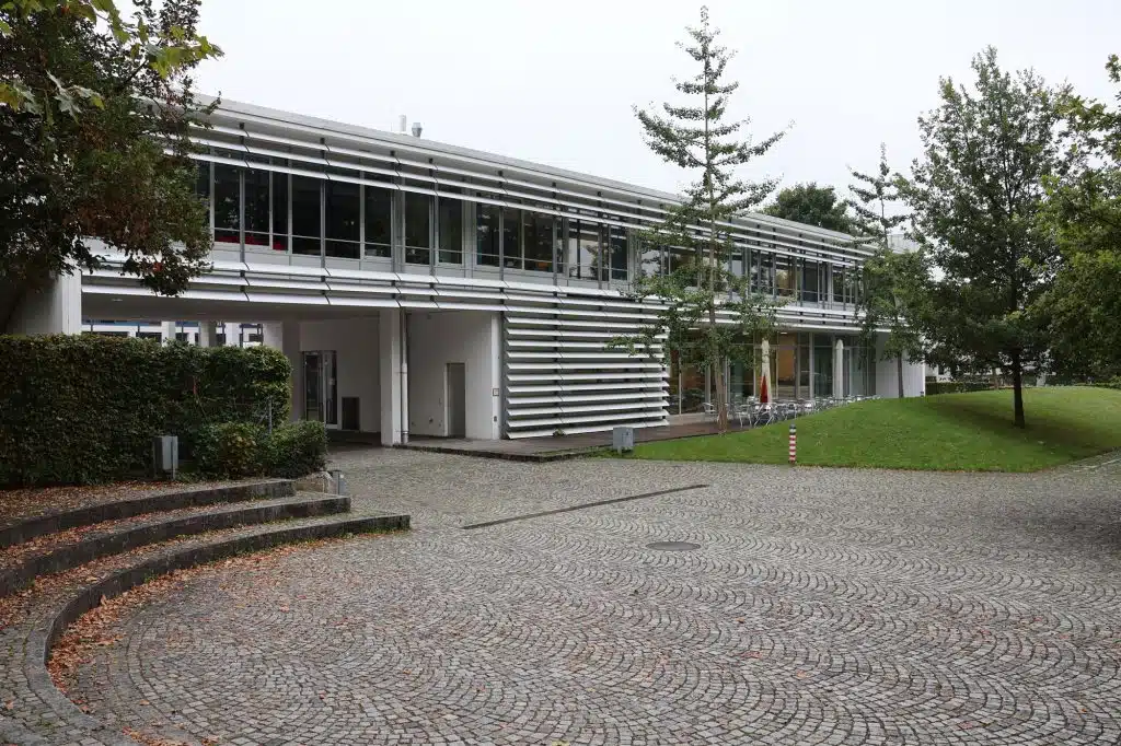 Mensa-Bad-Aibling_Landratsamt-Rosenheim-1024×682 Als Anbau an die Mensa des Gymnasiums Bad Aibling soll das neue Gebäude mit insgesamt neun zusätzlichen Klassenzimmern entstehen. Foto: Landratsamt Rosenheim