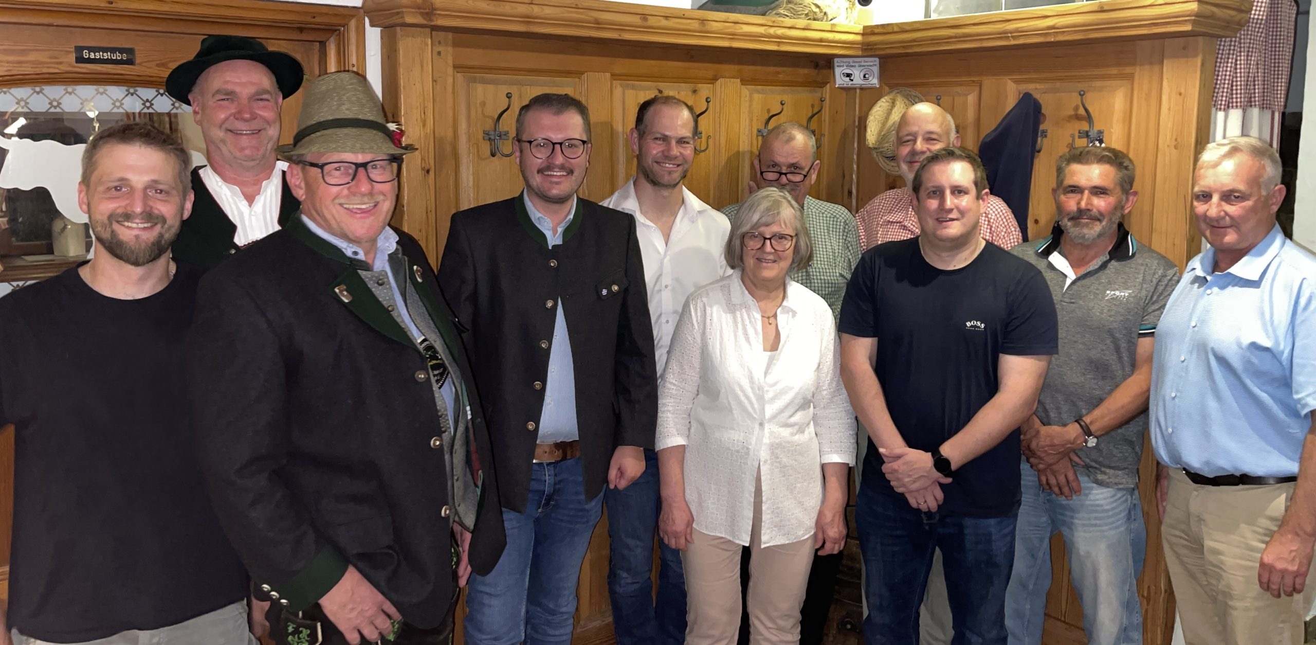 Neuwahlen bei der BAYERNPARTEI Kreisverband in Stadt- und Landkreis Rosenheim stellt sich neu auf 202509 Die neue Vorstandschaft der BAYERNPARTEI in Stadt und Landkreis Rosenheim: (v.l.n.r.:) Georg Wörndl, Robert Böhnlein, Stellv. Kreisvorsitzender Franz Hefter, Kreisvorsitzender Helmut Freund, Schriftführer Andreas Stoib, Margot Sibbers, Schatzmeister Uli Sibbers, Florian Weber, Florian Berghofer, Georg Hötzelsperger, Stellv. Kreisvorsitzender Robert Zehetmaier, Foto: Copyright Bayernpartei in Stadt und Landkreis Rosenheim