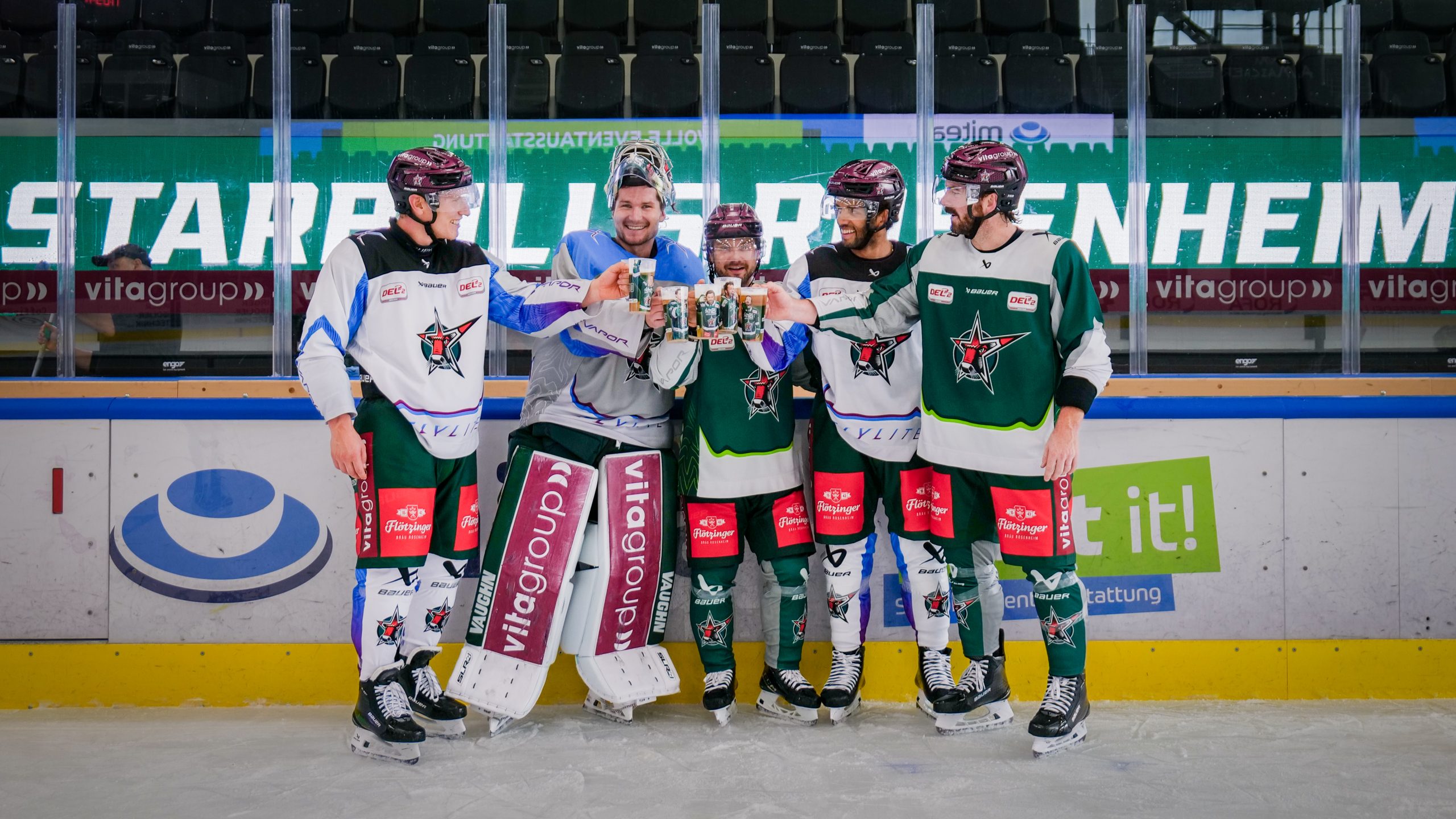 P1259699 Nachhaltigkeit trifft Fan-Design. Die Starbulls Rosenheim stellen die neuen Mehrwegbacher vor: Foto: Copyright Christoph Sinzinger