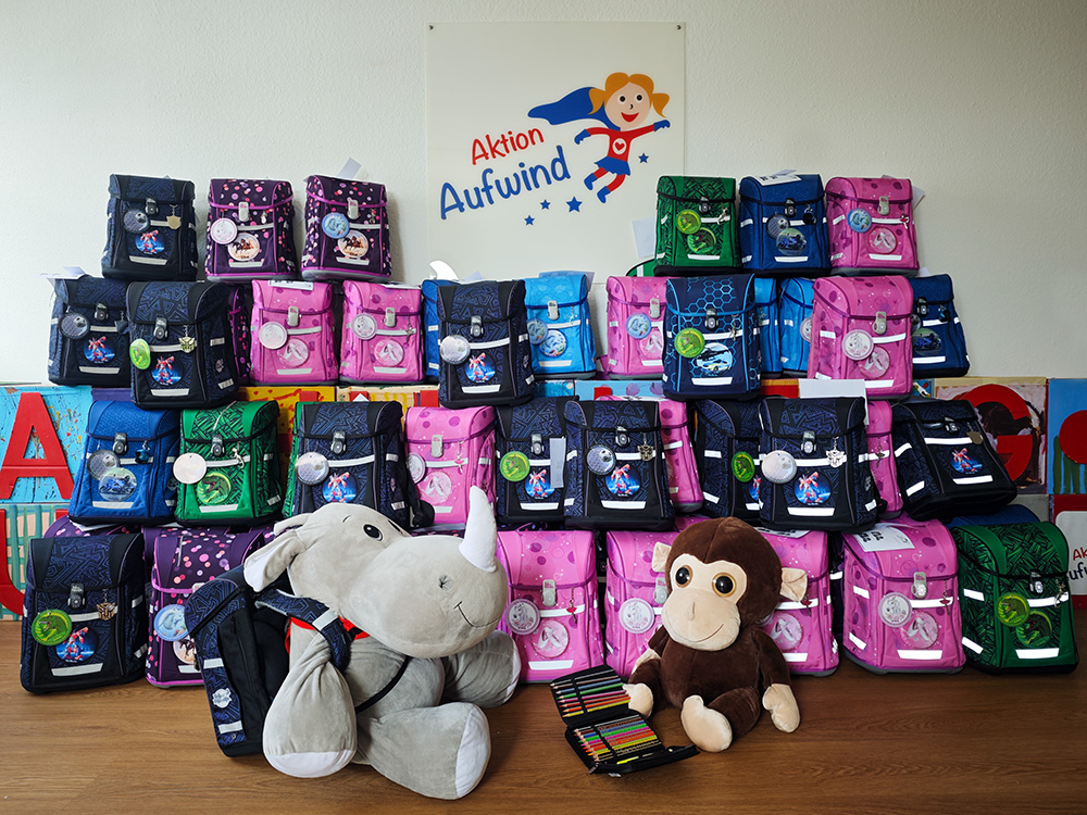 SPK Stif_Schulranzenaktion 2025 Die Aktion Aufwind freut sich, auch in diesem Jahr wieder zahlreiche Kinder mit einem neuen Schulranzen ausstatten zu können. Foto: Aktion Aufwind/Sparkassenstiftungen Zukunft